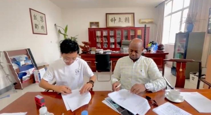 صورة توقيع عقد توريد